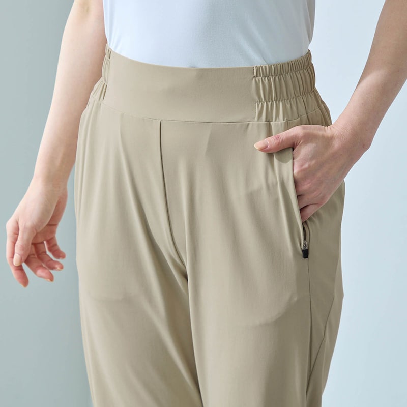 小物が落ちにくいファスナー付きポケット