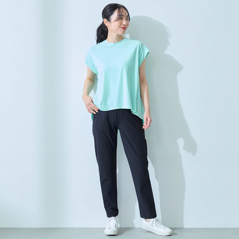 モデル身長167cm／M ※写真は撮影用のため股下+3cmになります。