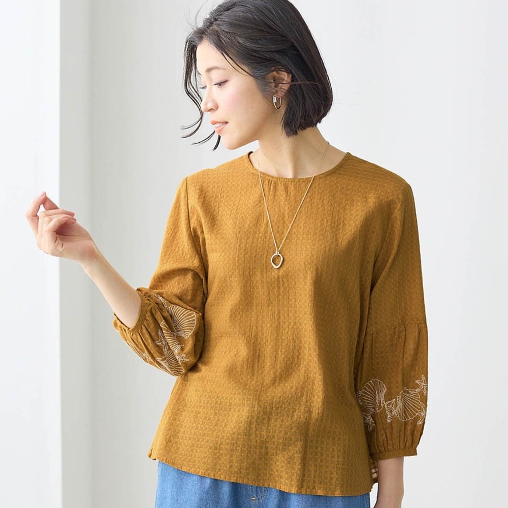 【ラ・フィット/la*fite】貝殻刺繍コットン混ブラウス