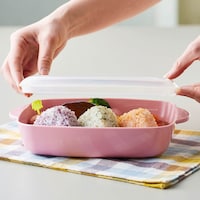 フタがドーム状なので、たくさん盛り付けても食材がつぶれにくい