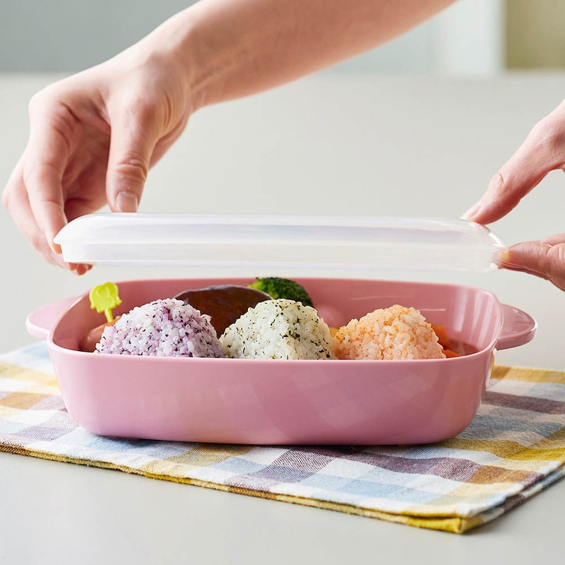 フタがドーム状なので、たくさん盛り付けても食材がつぶれにくい