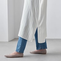 深めのスリットで抜け感をプラス