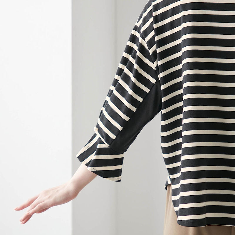 袖下の別布切替えがシャドー効果で細見えポイント