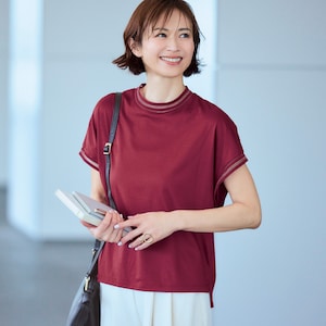 ―デザイン・スタイリング―・シンプルなTシャツに物足りなさを感じ始めた大人にぴったりの、洗練デザイン・透け感のあるシアーラインを効かせた襟ぐりと袖口が涼しげで上品・程よく二の腕をカバーする袖丈とシルエ