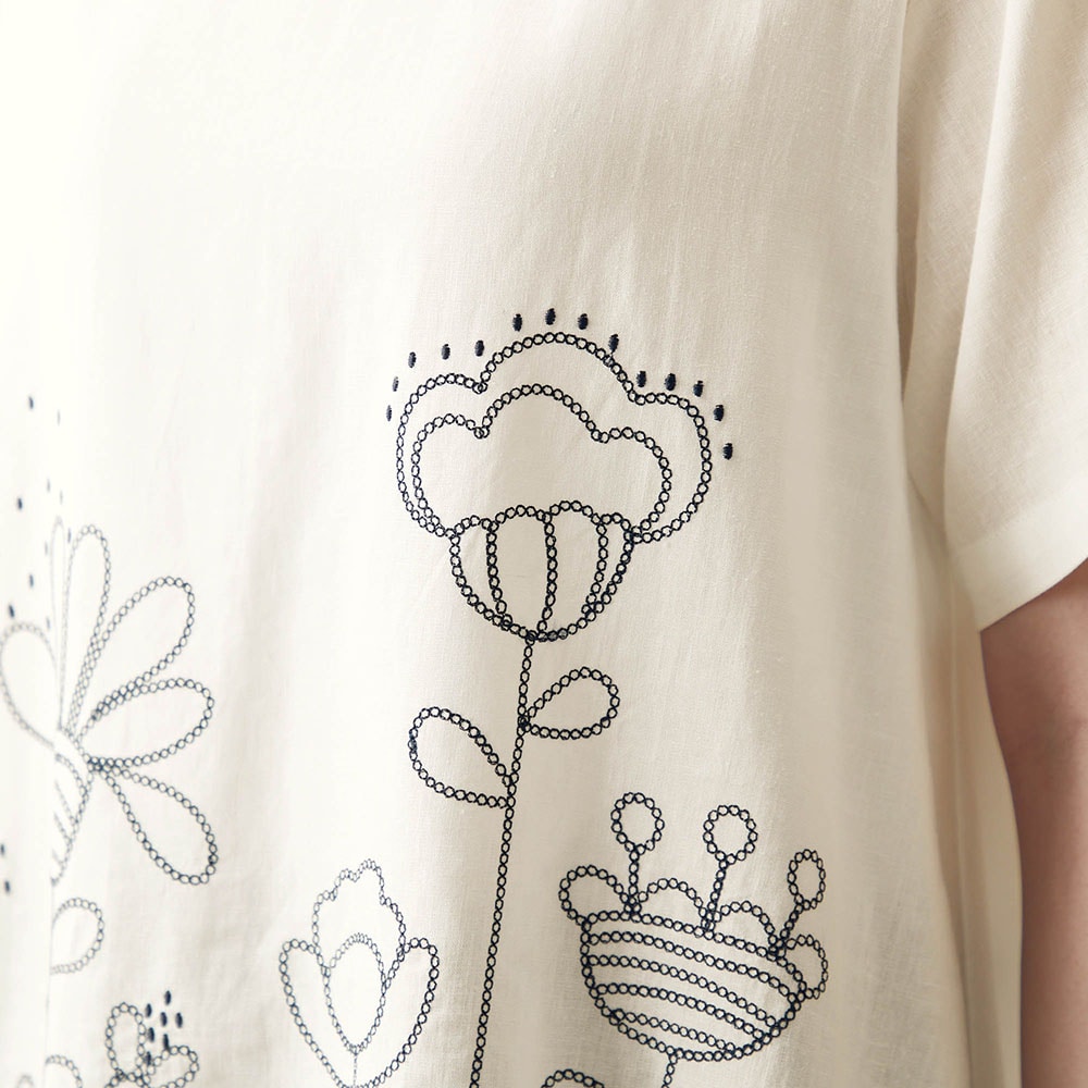 チェーンステッチ風の花刺繍が可愛らしい