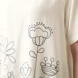 チェーンステッチ風の花刺繍が可愛らしい