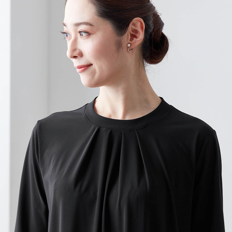 シンプルなクルーネックに、胸元のタック使いが女性らしいアクセント