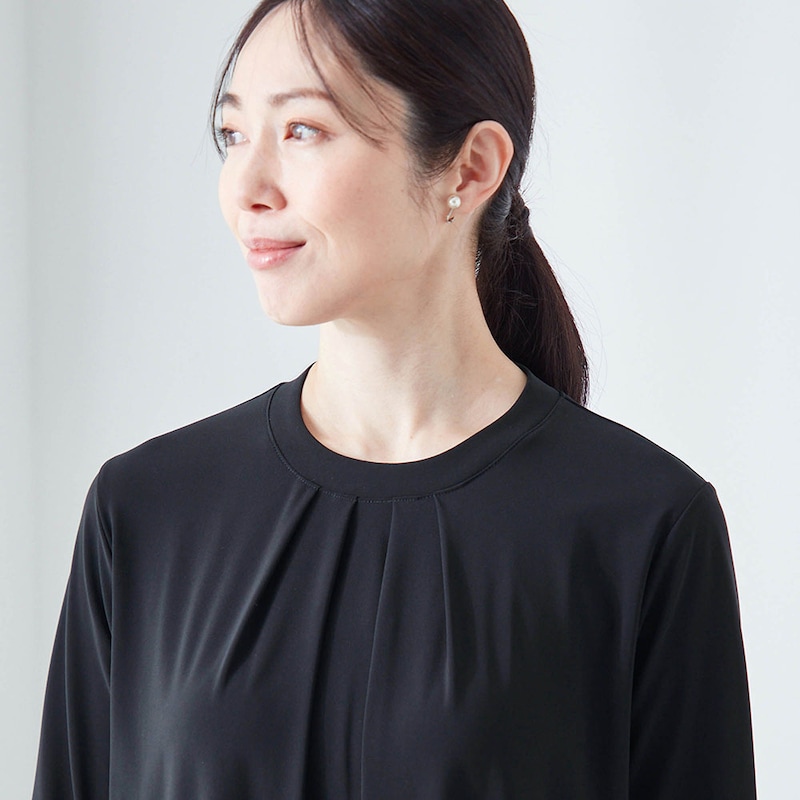 シンプルなクルーネックに、胸元のタック使いが女性らしいアクセント