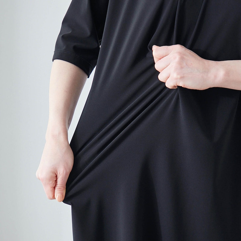 ストレッチ入りのカットソー素材でシワになりにくい