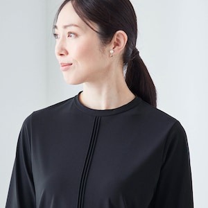 鎖骨を見せない、やや詰まり気味のネック