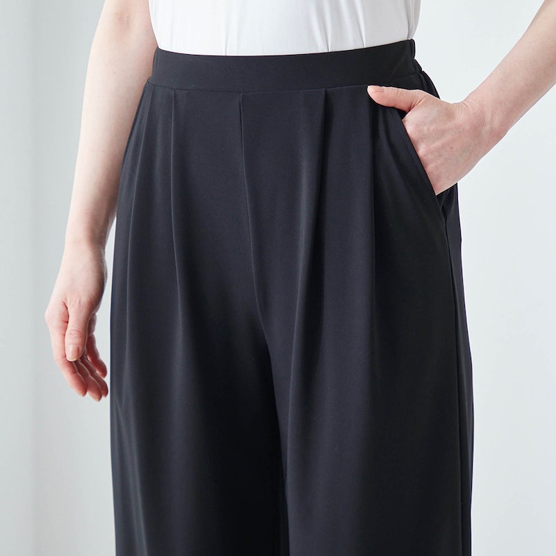 フロントタックが腰まわりをほどよくカバーしてすっきり見え