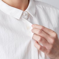 第一ボタンと袖口のパール調ボタンが女性らしい