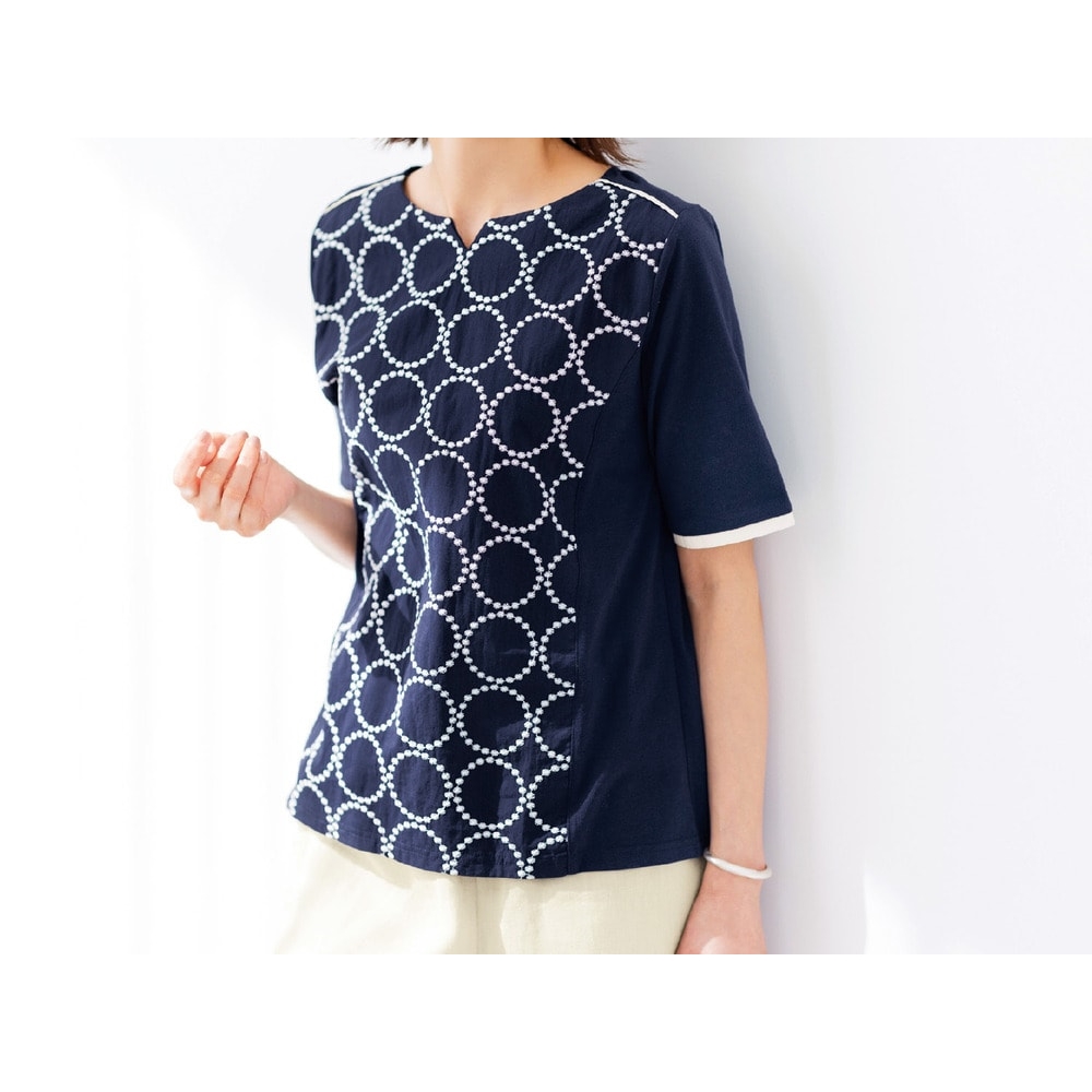 【花笑むとき/hana emu toki】二の腕が隠れる綿混サークル刺繍カットソー【五分袖】 【花笑むとき/hana emu toki】二の腕が隠れる綿混サークル刺繍カットソー【五分袖】