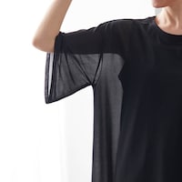 透け感が涼しげな印象に