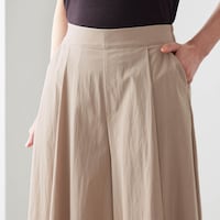 フロントはファスナーなしですっきり見え