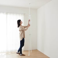 天井と床に押し付けるだけの簡単設置