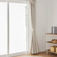 窓枠に設置すれば、使わない時はカーテンで隠せてスッキリ