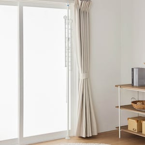 窓枠に設置すれば、使わない時はカーテンで隠せてスッキリ