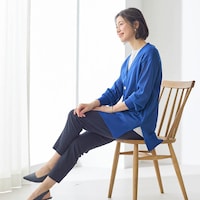 深めのスリット入りで座った際も、お腹まわりがつっぱらない