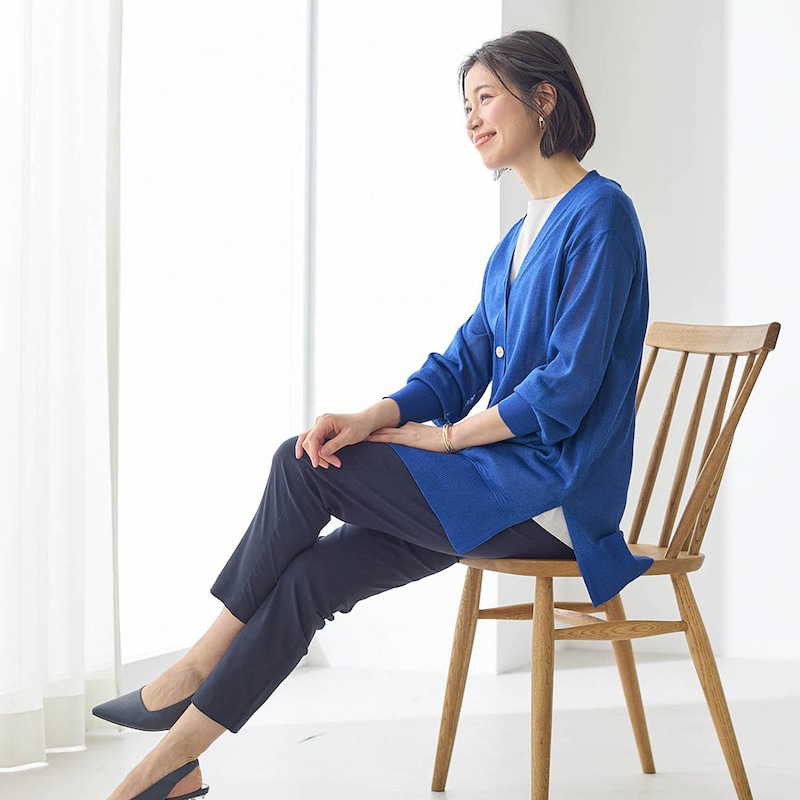深めのスリット入りで座った際も、お腹まわりがつっぱらない