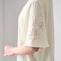 華やかな刺繍レースをあしらった袖