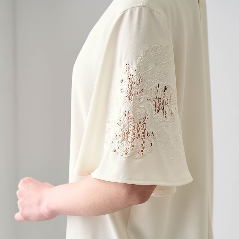 華やかな刺繍レースをあしらった袖