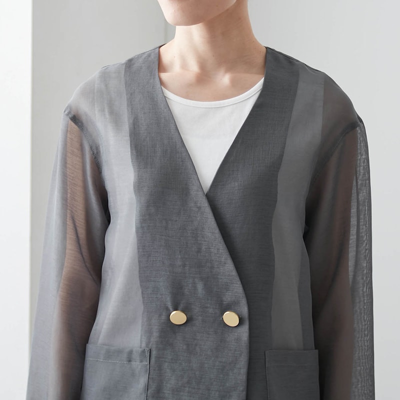 どんな洋服にも合わせやすいノーカラーデザイン