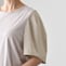袖部分は布帛素材を使用し、タックを入れて立体感のある仕上がりに