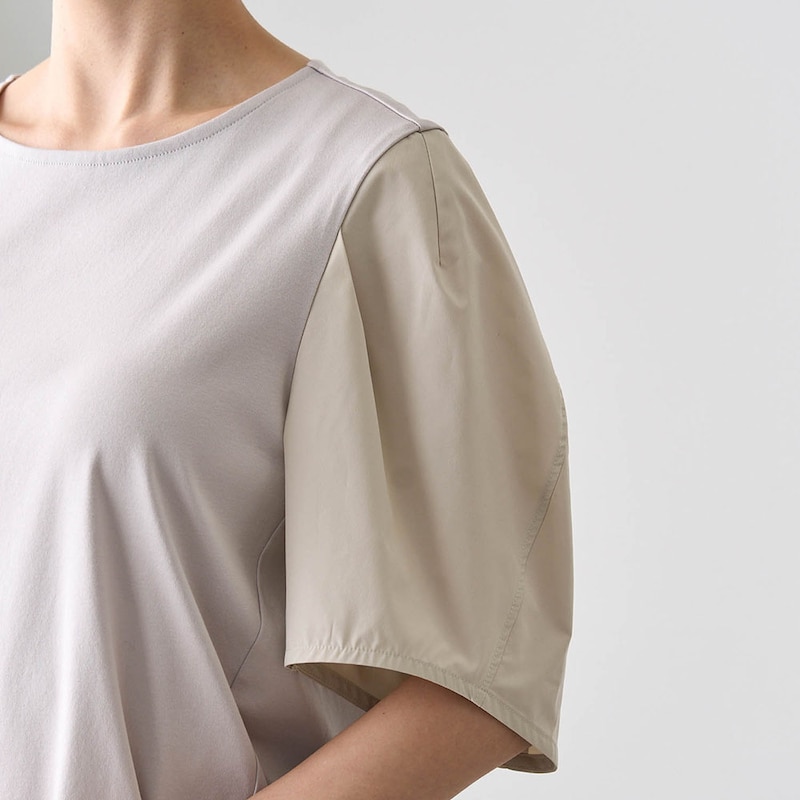 袖部分は布帛素材を使用し、タックを入れて立体感のある仕上がりに