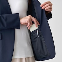 内側の左サイドにはポケットを2か所配置