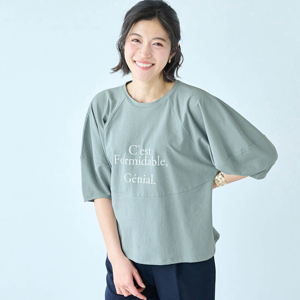 ―デザイン・スタイリング―・フェミニン派におすすめの可愛げロゴTシャツ・ラグラン & コクーンの甘めデザインが新鮮・ウエストの切替えが目線を上げてくれて、 着こなしのメリハリをUP―素材―・さ