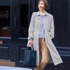 ―デザイン・スタイリング―・撥水 & UVカット率95%以上の機能を搭載した、全天候型の上品コート・襟付きのステンカラーで、通勤着との相性も抜群・脱いだコートを入れられる吸水バッグ付き・電車に