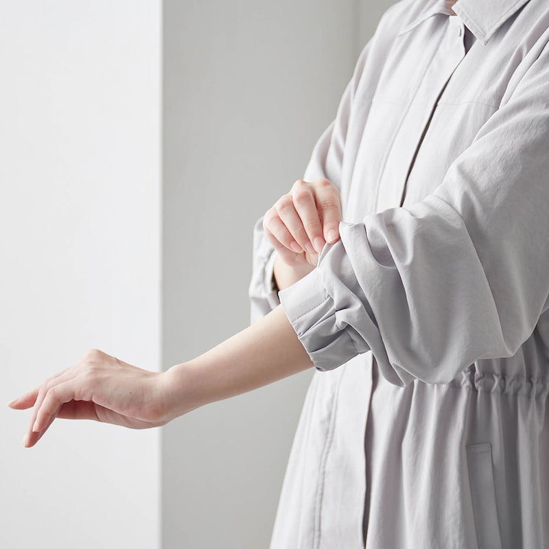 袖口は腕まくりしやすいゴム仕様