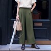 ―デザイン・スタイリング―・シャカシャカとした撥水パンツのイメージを覆す、 きれいめな落ち感のワイドパンツが登場・レインブーツと合わせやすいよう軽快なクロップド丈に―素材―・ストレッチ素材で動きやすい
