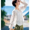 ―デザイン・スタイリング―・ドビーとレースの透け感を存分に楽しめるリッチなブラウス・袖口には異なるレースをあしらい、ひと際華やかに・ボトムを選ばず合わせやすい丈感も魅力・胸元のコードは垂らしても結んで