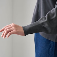 長めの袖口リブがすっきりした印象