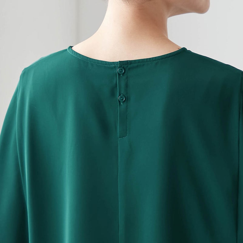 首後ろには脱ぎ着しやすいよう二つボタン付き