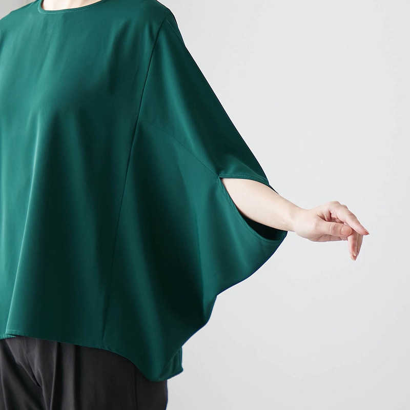 二の腕をすっきり見せる絶妙な袖カット