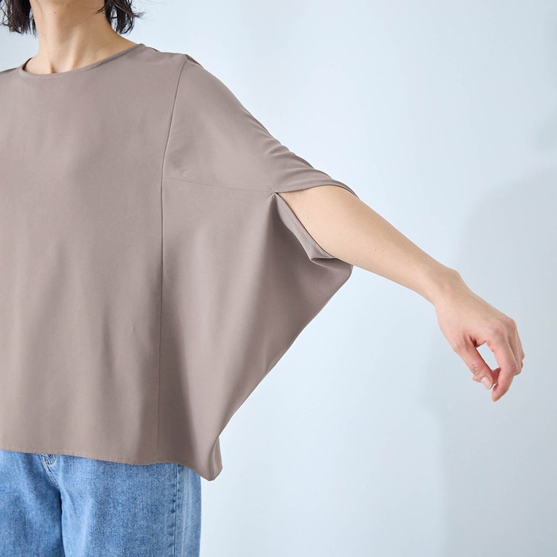 二の腕をすっきり見せる絶妙な袖カット