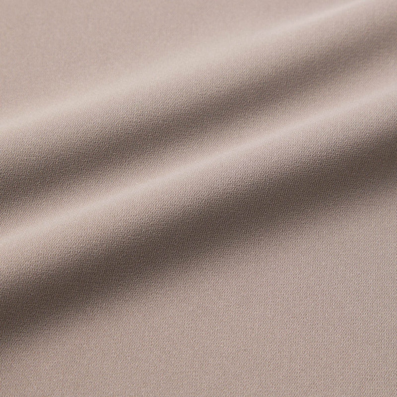 さらさらとしたタッチで、シワになりにくいとろみ素材