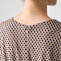 後ろファスナー開き仕様