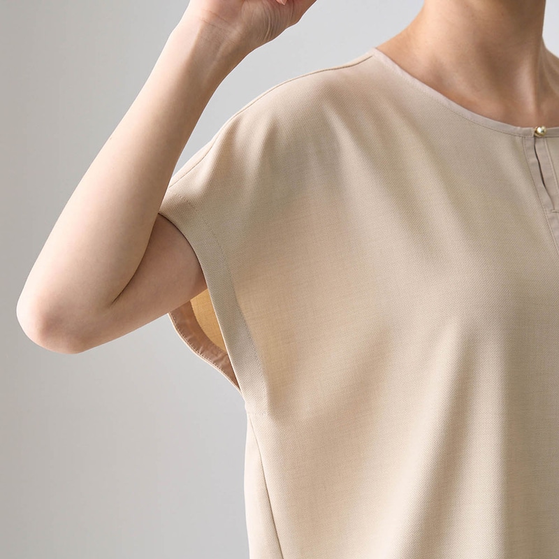二の腕の一番気になる部分を隠す絶妙な袖丈もうれしい