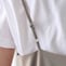 ストラップはアジャスター付きで調整可能