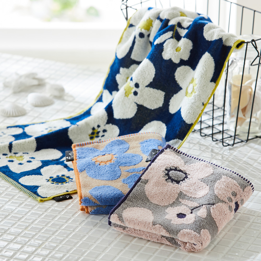 【ベルメゾン】モダンフラワーデザインの抗菌防臭タオル