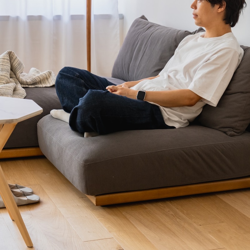 1人掛けは男性でもあぐらがかける奥行