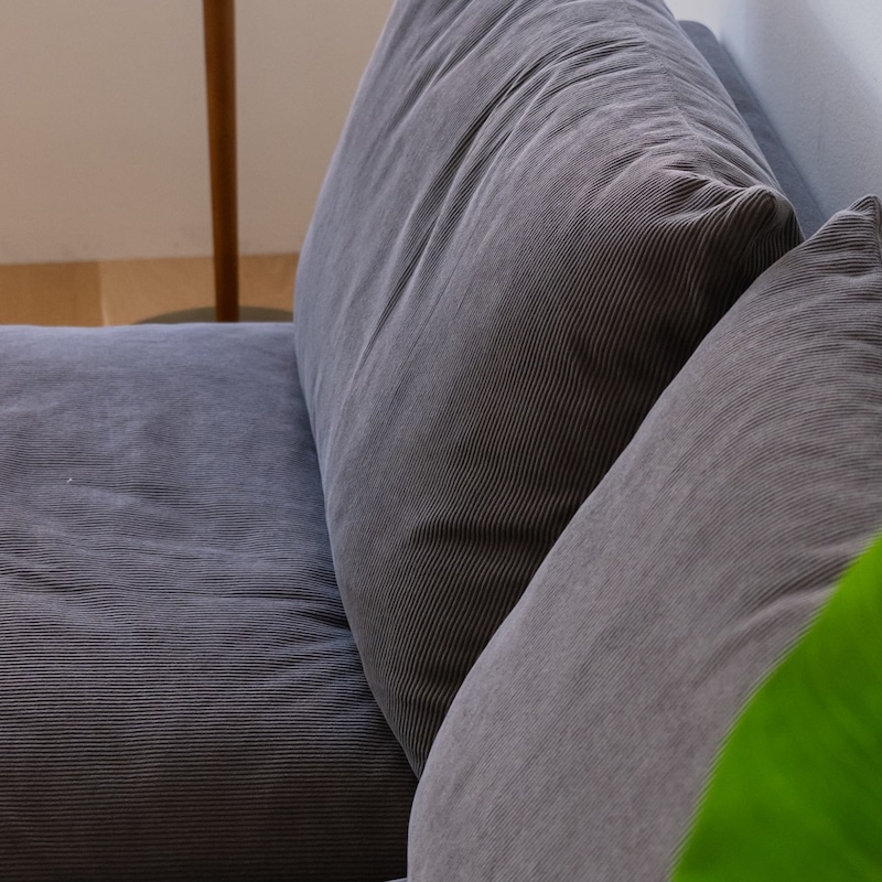 フェザー入りでふんわりとした肌当たりの背もたれクッション