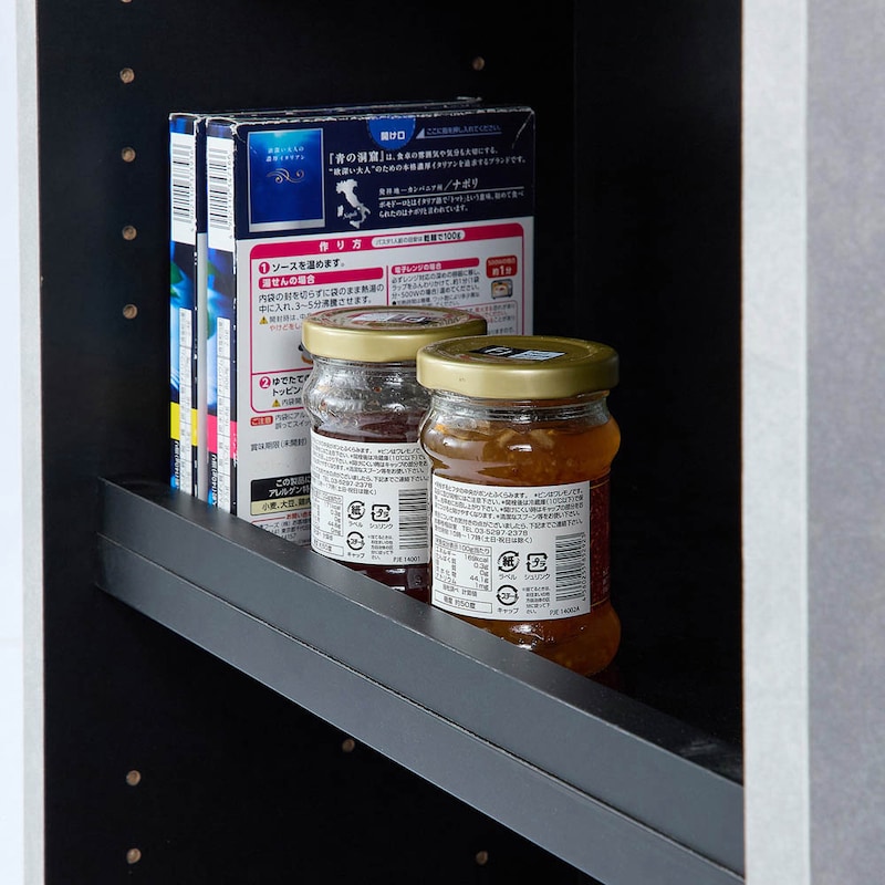 棚板は転び止め付き。ひっくり返してフラットにも使えます／幅20cm