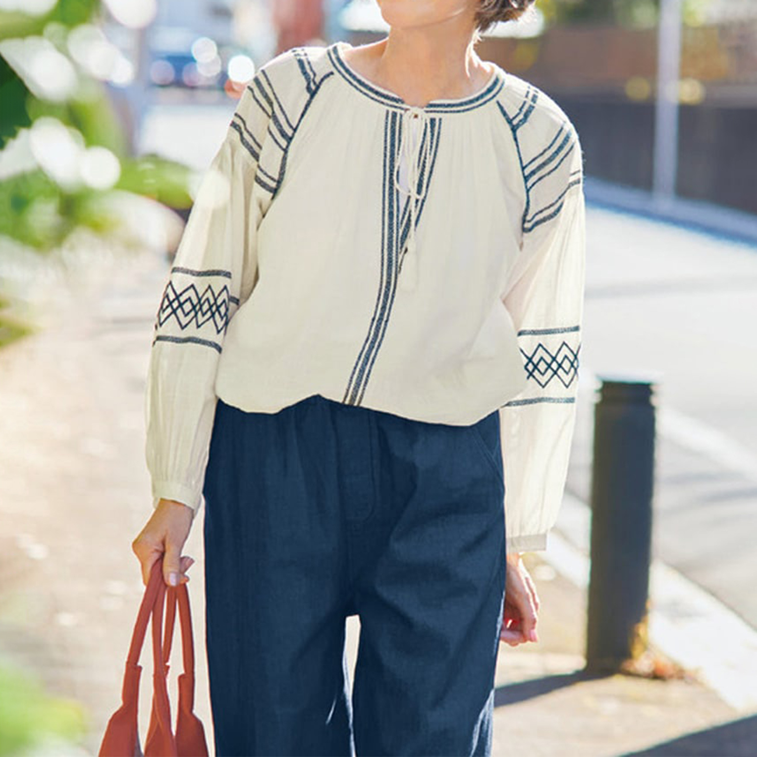 【ベルメゾン】綿素材のタッセル付き刺繍ブラウス 【やわらかな風合いのインド綿】