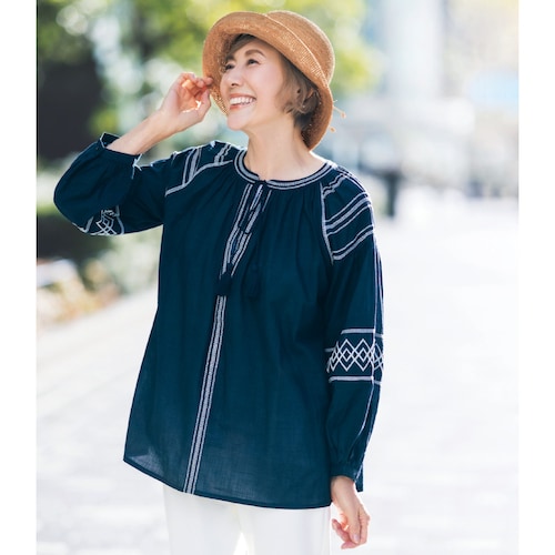 綿素材のタッセル付き刺繍ブラウス 【やわらかな風合いのインド綿】