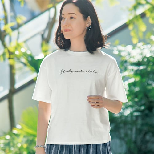 綿素材のロゴプリントゆったりTシャツ